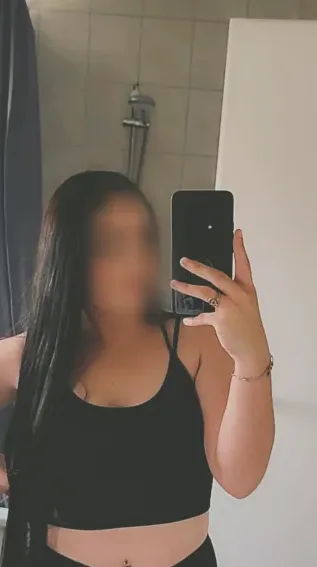 Bouchra, 28