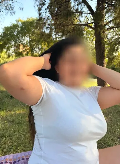 Julie, 23